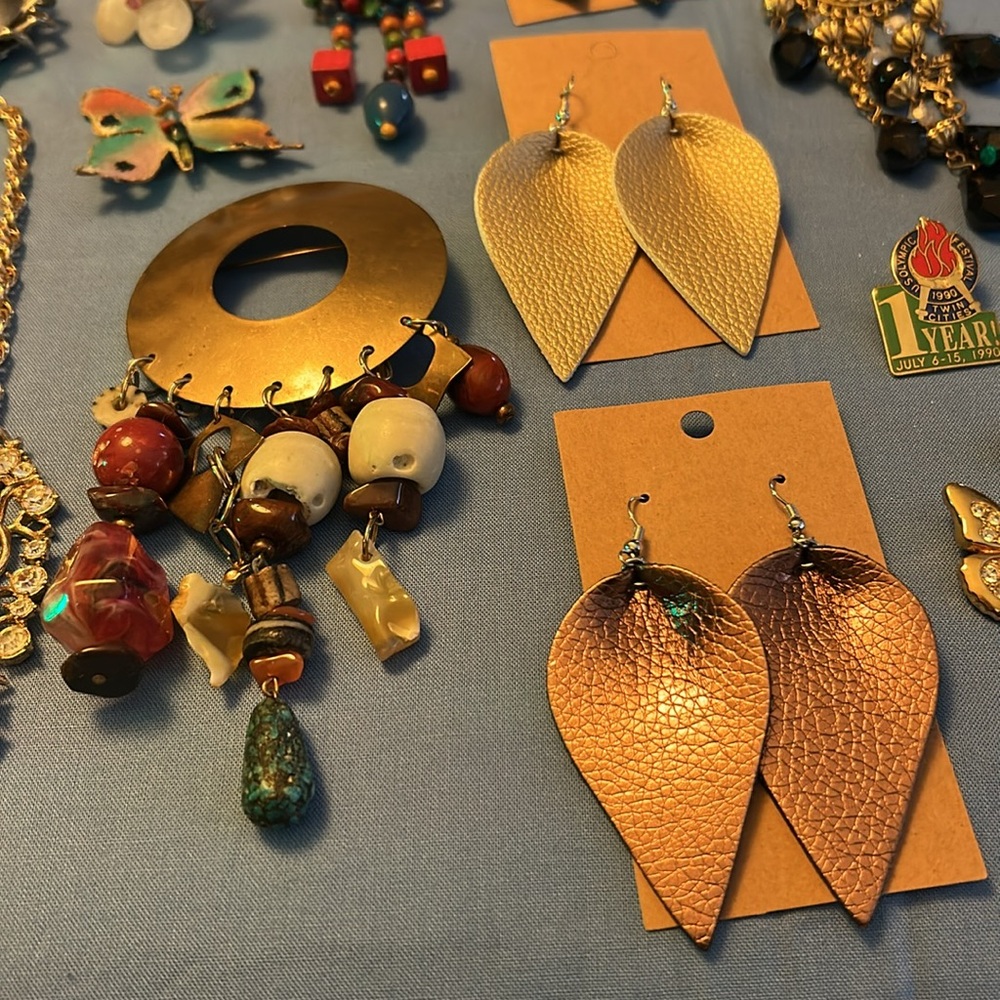 Lot of Assorted Jewelry 💎 Necklace Brooches Earrings Bracelets Pins (19 pieces) - Picture 4 of 16